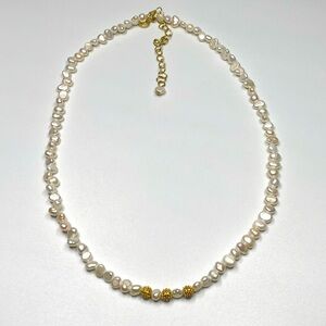 Cute and simple river pearl necklace.